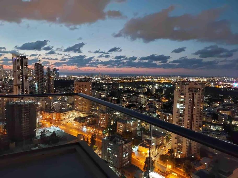 Apartamento Beautiful Penthouse W/Amazing View, Prime Location Ramat Gan Exterior foto